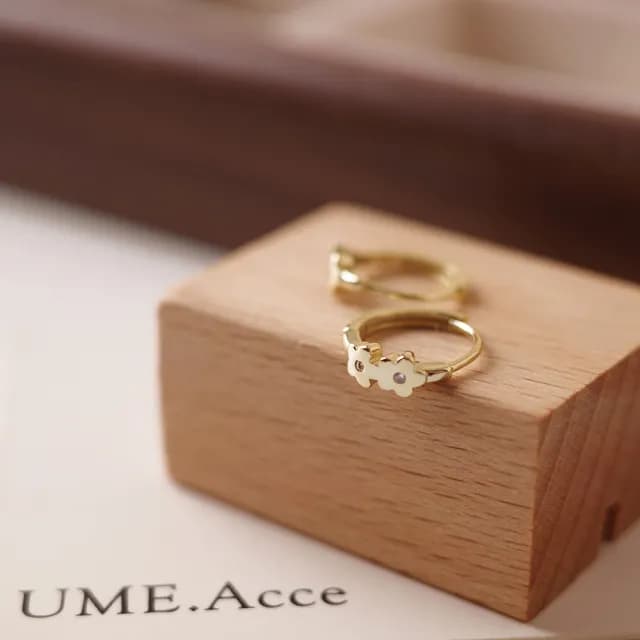 【UME.Acce】情人節禮物 七夕 小花單鑽耳扣純銀耳環(S925純銀 耳環 純銀 純銀耳環 耳扣耳環 花朵 單鑽耳環)