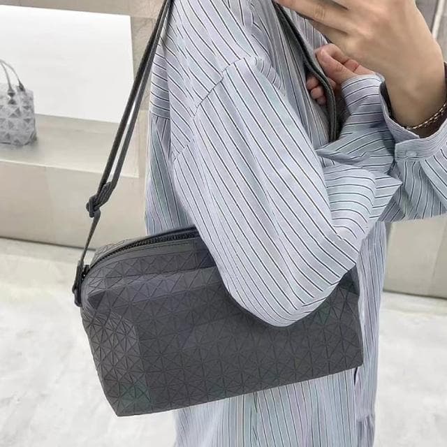 【LEEHER】女包/包包/攜便包/防水側背包/情侶包包/菱格包包/幾何造型包/小馬鞍包/斜背小方包/生日禮物