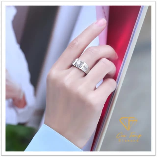 【CF鑽飾】男戒 莫桑鑽《沉穩》(1克拉 父親節 七夕 戒指 鑽戒 禮物 求婚 生日)