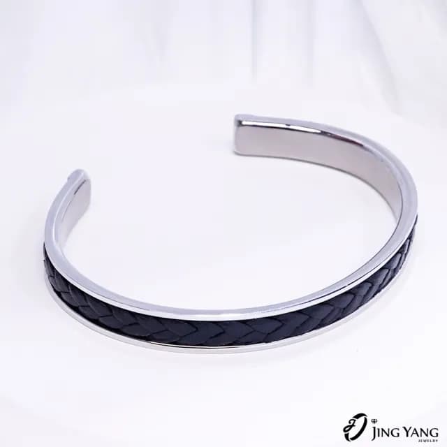 【JING YANG 晶漾】白鋼男手鐲黑牛皮開口手環(生日禮物、送禮)