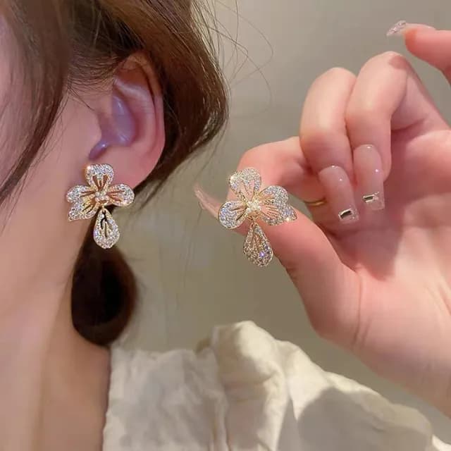 【SECRET BOX】韓國設計S925銀針華麗閃耀美鑽珍珠花朵造型耳環(S925銀針耳環 美鑽耳環 珍珠耳環)