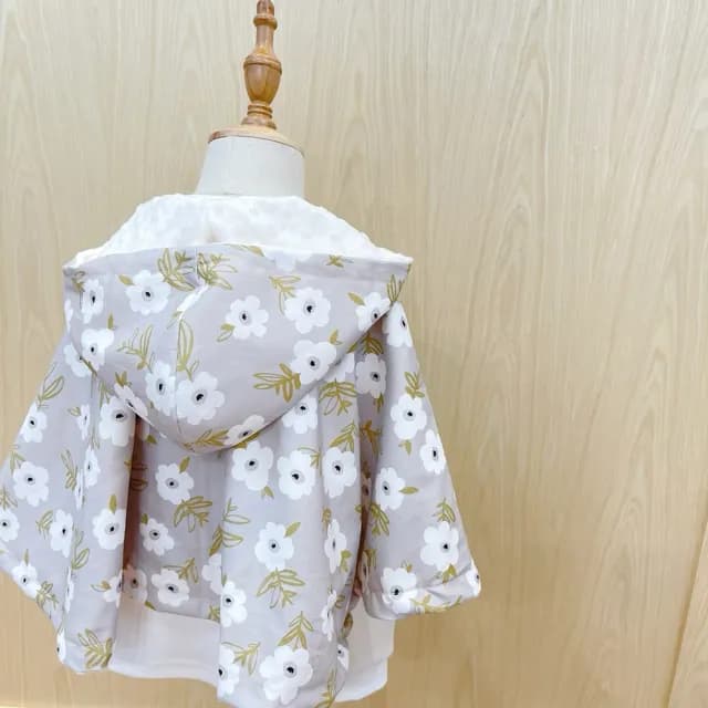 【Lianne baby】日本大和花卉 嬰幼兒80-100公分手工保暖斗篷嬰兒禮物(滿月禮 收涎禮物 週歲禮 彌月禮盒)