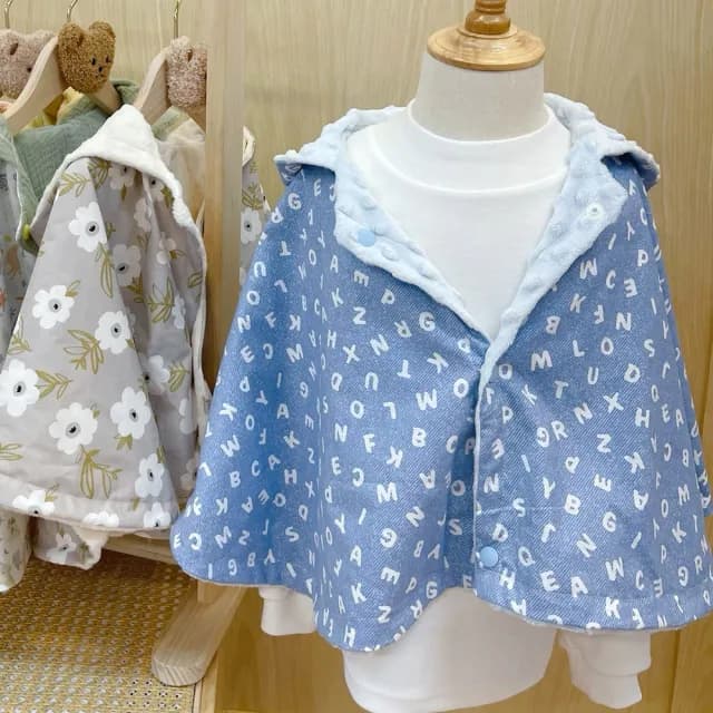 【Lianne baby】牛仔Boy英文學 嬰幼兒80-100公分手工保暖斗篷嬰兒禮物(滿月禮 收涎禮物 週歲禮 彌月禮盒)