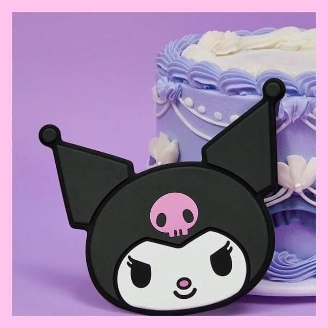 【SANRIO 三麗鷗】酷洛米Kuromi耐熱杯墊矽膠行李吊牌票卡皮革零錢包(粉黑兒童女兒生日禮物女友新年送禮)