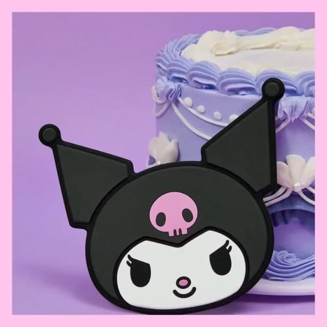 【SANRIO 三麗鷗】酷洛米Kuromi耐熱杯墊矽膠行李吊牌票卡皮革零錢包(粉黑兒童女兒生日禮物女友新年送禮)