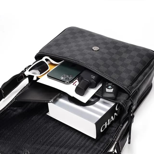 【LEESA】情人節禮物 七夕 皮革郵差包\公文包\男生包包\千元內CP值最高\側背包男\斜背包男\男包包大容量\男