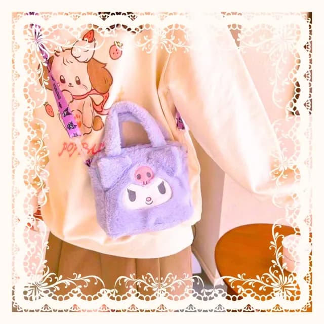 【栗子洋行】酷洛米背包迷你毛毛包毛絨 刺繡手提 側背 包庫洛米 送禮 生日禮物 女兒 孫女