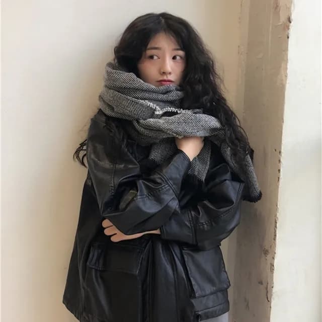 【橘魔法】黑白斜紋鬚邊仿羊絨圍巾(披肩 披巾 脖圍 圍脖 毯子 大人 配件 寒流 保暖 交換禮物)