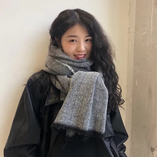 【橘魔法】黑白斜紋鬚邊仿羊絨圍巾(披肩 披巾 脖圍 圍脖 毯子 大人 配件 寒流 保暖 交換禮物)