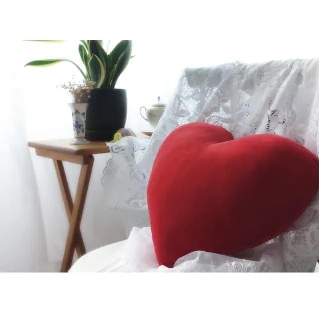 【LASSLEY】舒適棉絨愛心枕-大(絨毛抱枕靠枕 浪漫情人節禮物 造型枕 午睡枕 紅心 粉心 台灣製造)
