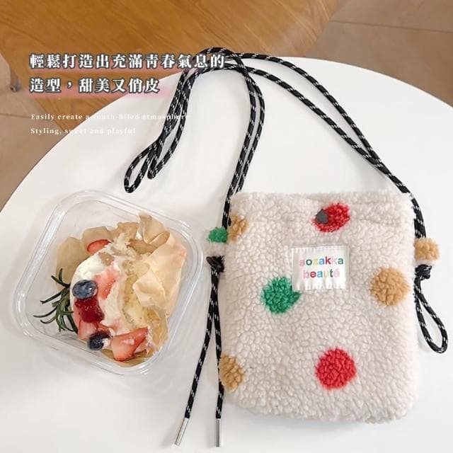 【散發可愛】彩色波點毛絨斜肩包(斜跨包 點點  收納包 收納袋 小包包 外出 交換禮物 女生)
