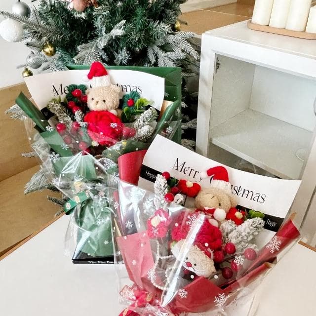 【天使愛美麗】創意聖誕針織玫瑰花 玩偶花束 小熊花束(聖誕禮物 發光禮物 交換禮物 畢業禮物)