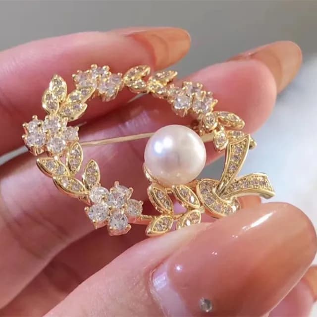 【Penny珮妮】韓式精工鑲嵌花環珍珠女神胸針吊墜兩用(母親節禮物/交換禮物/送女友/送閨蜜/生日禮物/情人節)