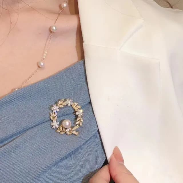 【Penny珮妮】韓式精工鑲嵌花環珍珠女神胸針吊墜兩用(母親節禮物/交換禮物/送女友/送閨蜜/生日禮物/情人節)