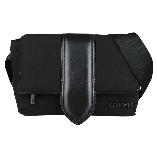 【JACQUEMUS】JACQUEMUS Bambino啞光黑金屬標誌尼龍斜背郵差包(小/黑)