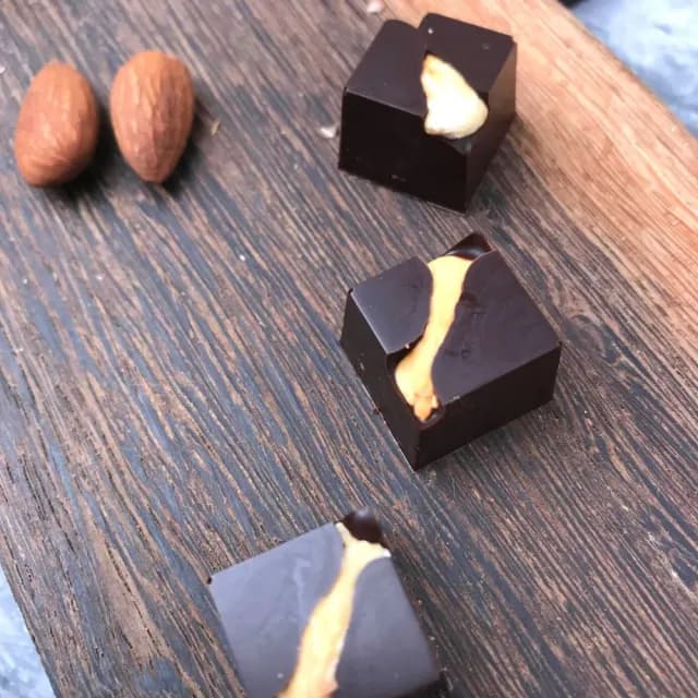 【多儂莊園工坊】85%2包 50入 杏仁巧克力 微苦巧克力 母親節禮物(微苦 杏仁 黑巧克力 Darkolake)