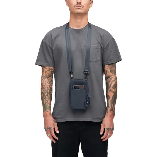 【Incase】母親節禮物 A.R.C. Small Crossbody Bag PU防水塗層 斜背 / 肩背小包(海軍藍)