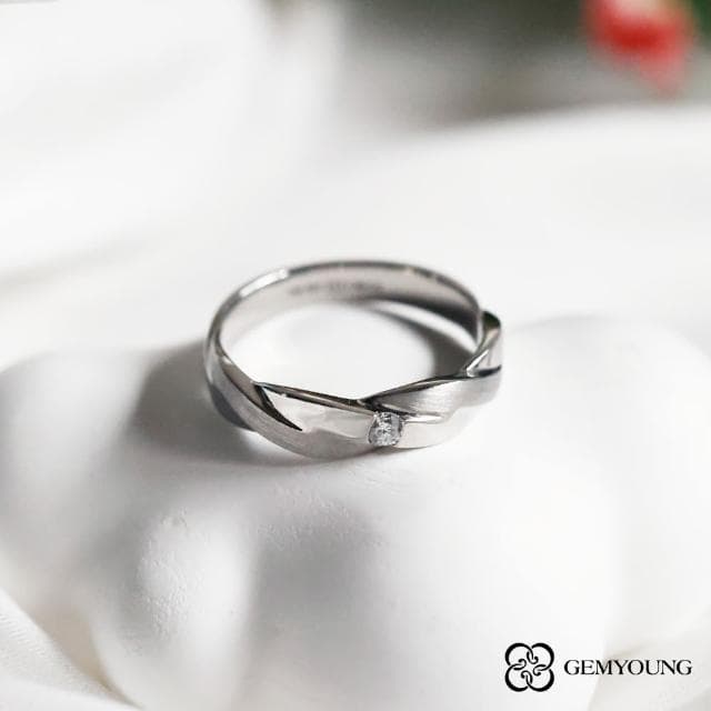 【JING YANG 晶漾】白鋼鑽石戒指0.08克拉簡約麻花旋鈕男戒(生日禮物送禮 優雅百搭)