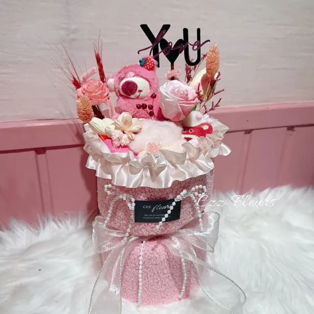 【喜滋滋花藝】敲可愛草莓熊玩偶永生花花束(情人節花束/生日禮物/告白花束/週年慶/畢業花束)