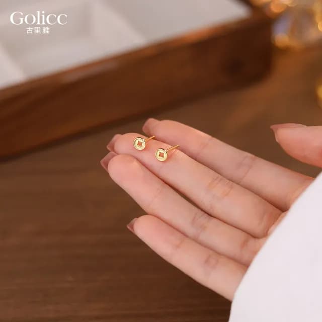 【Golicc】耳環 迷你金幣耳釘(99購物限定 生日 飾品 耳釘 耳飾 耳墜 禮物)