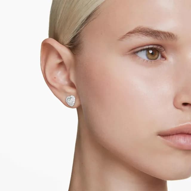 【SWAROVSKI 施華洛世奇】Ariana Grande x Swarovski 耳釘 心形 鍍白金色(限量聯名款)