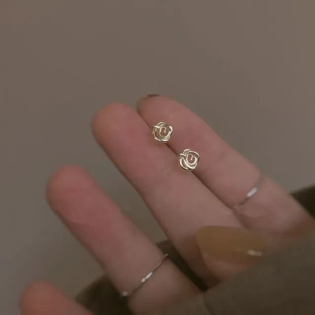 【Umi】玫瑰花耳環｜法式迷你設計・輕盈舒適佩戴(白金色)