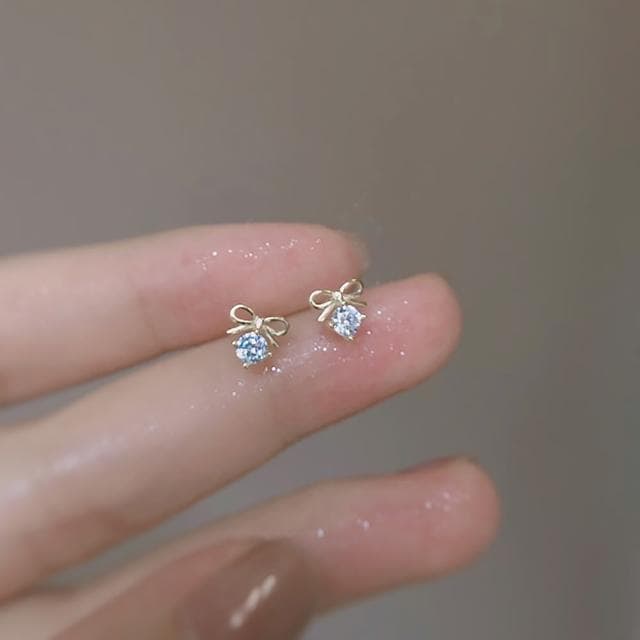 【Umi】輕奢蝴蝶結耳飾｜簡約設計・微鑲閃耀美感(白金色)
