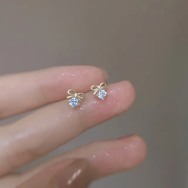 【Umi】輕奢蝴蝶結耳飾｜簡約設計・微鑲閃耀美感(白金色)