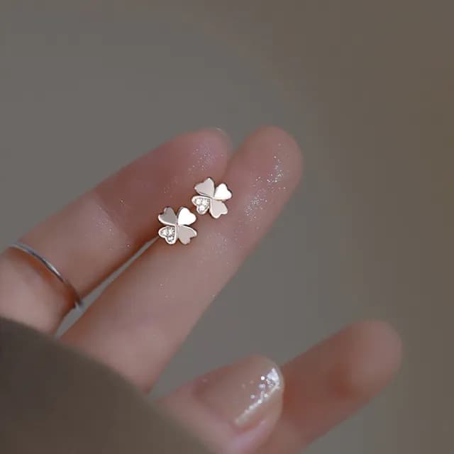 【Umi】幸運四葉草耳環｜時尚小巧・氣質百搭耳飾(白金色)