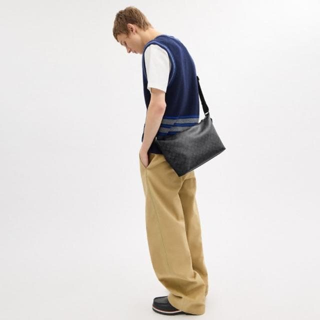 【COACH】蔻馳官方直營 FINN經典Logo斜背手袋-QB/炭黑色/黑色(CAJ91)