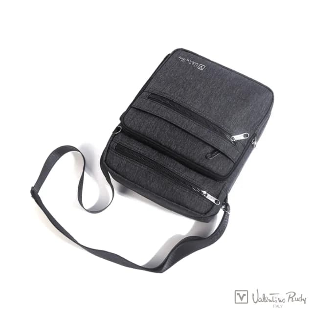 【Valentino Rudy 范倫鐵諾.路迪】日系多隔層機能收納休閒橫式斜背/側背包(七夕情人節禮物 送禮 男包)