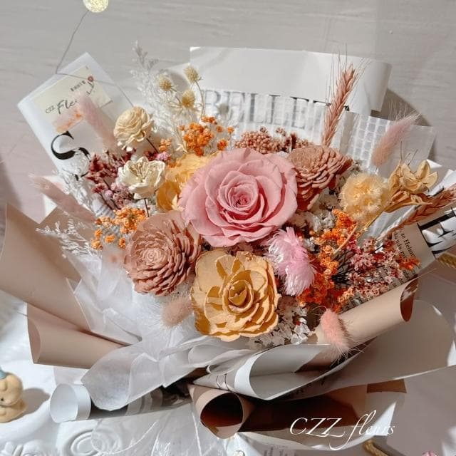 【喜滋滋】蜜糖厚奶茶永生花花束(情人節花束/生日禮物/告白花束/週年紀念/畢業花束/520)