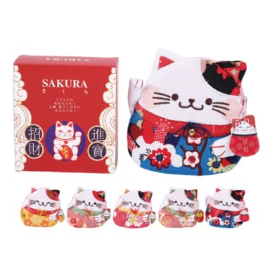 【Sayaka 紗彌佳】母親節禮物 拉鍊零錢包 喜氣盒裝-謹賀新年 日本開運福氣招財貓立體造型(禮盒包裝 送禮 多