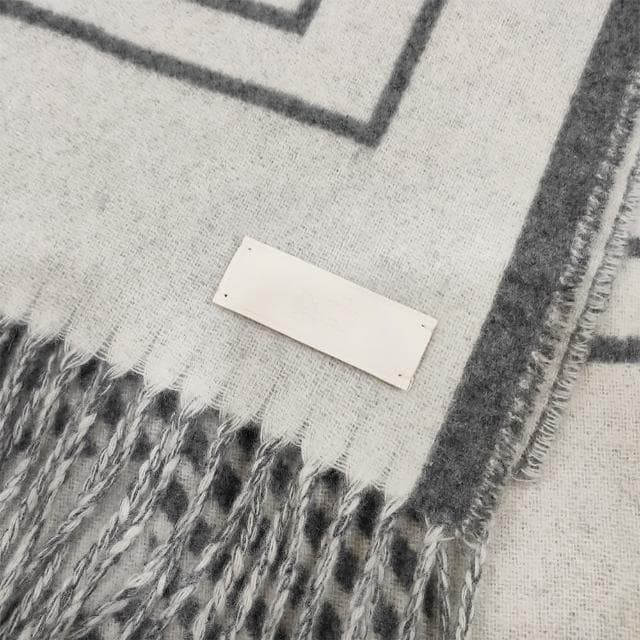 【Hermes 愛馬仕】H259151S 01 Casaque Les Sangles經典羊毛雙面編織流蘇圍巾(象牙白X灰色)
