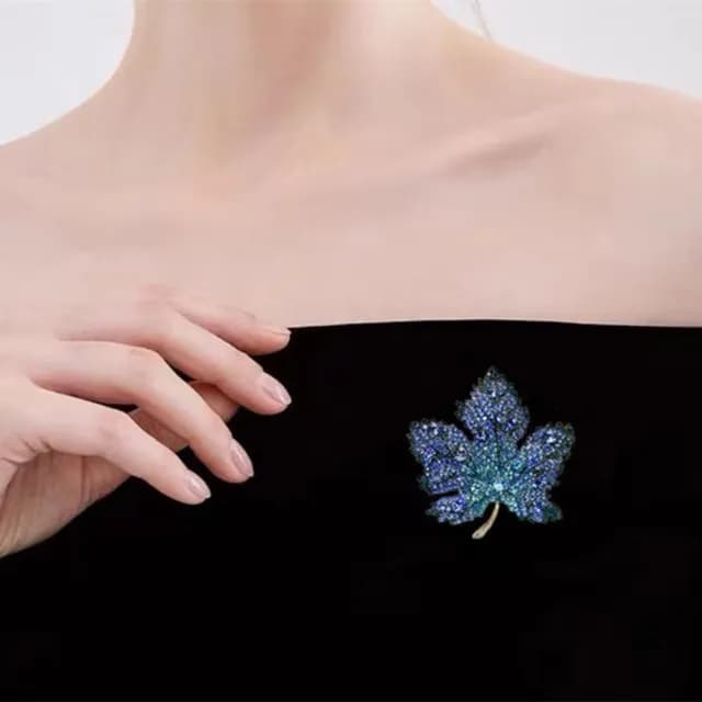 【Penny珮妮】歐美奢華藍色楓葉胸針別針吊墜兩用(母親節 交換禮物  生日禮物 情人節 尾牙 新年 送女友)