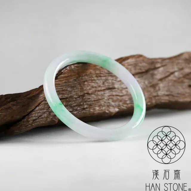 【漢石齋】情人節禮物 天然翡翠A貨 圓條寶寶鐲 春帶彩種帶辣綠(手圍43.2mm/版寬5.6mm)