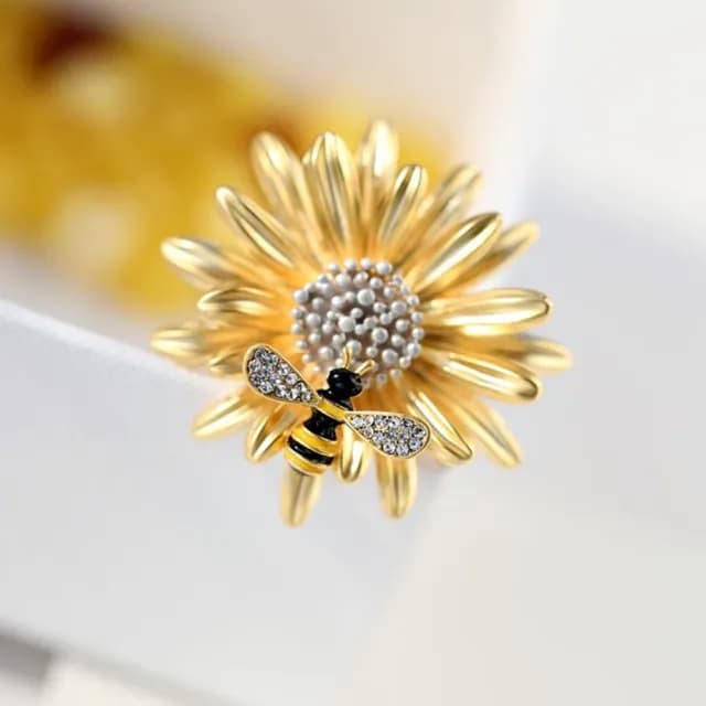 【Penny珮妮】創意金黃雛菊蜜蜂胸針別針(母親節禮物 送女友 交換禮物  生日禮 情人節 尾牙 新年 結婚)