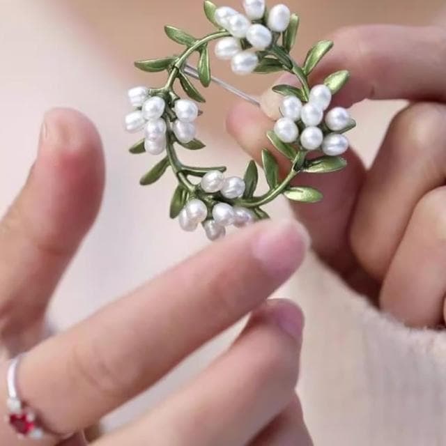 【Penny珮妮】森林系復古文藝珍珠花環胸針別針(母親節 送女友 交換禮物  生日禮 情人節 尾牙 新年 結婚)