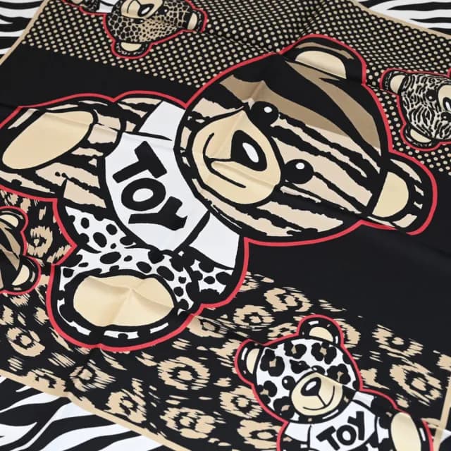 【MOSCHINO】經典品牌泰迪熊豹紋純絲披肩方型絲巾圍巾(黑白)