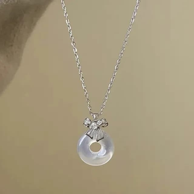 【Penny珮妮】S999銀蝴蝶結白玉髓平安扣項鍊吊墜(母親節 生日禮物 情人節 交換禮物 送女友 尾牙 新年 結婚)