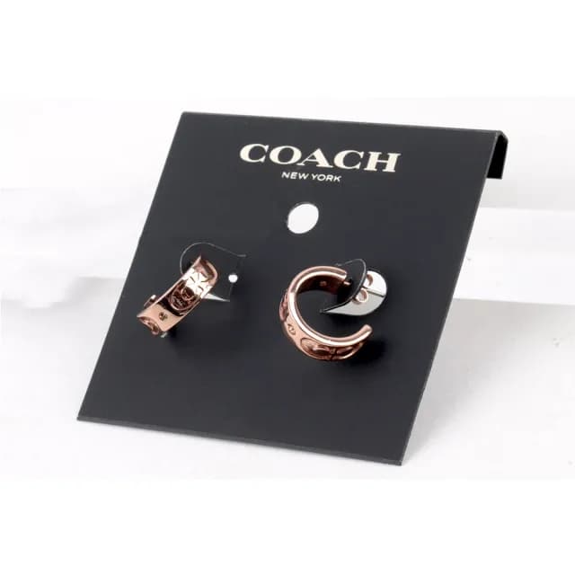 【COACH】CC Logo 刻印馬蹄圓弧針式耳環(玫瑰金)