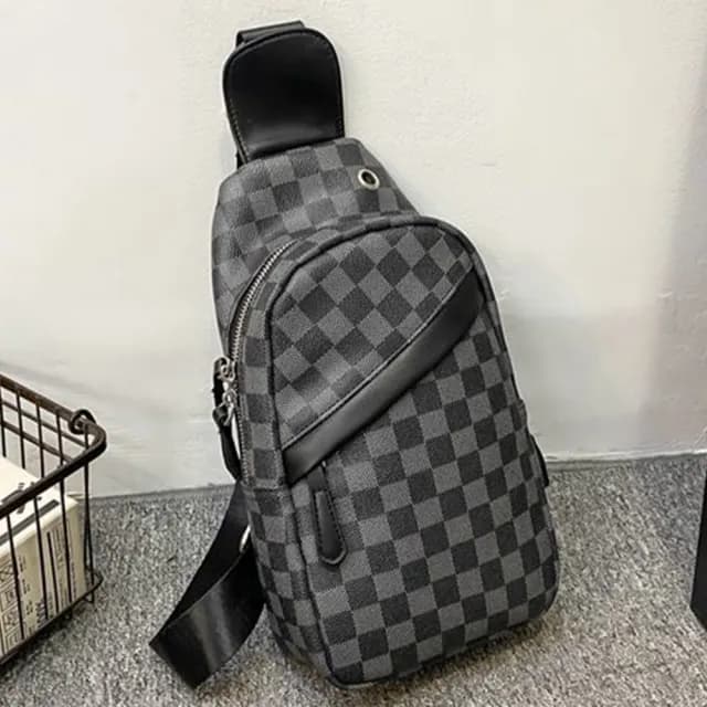 【KT DADA】棋盤格包包 男生禮物 包包 胸包 斜背包 格紋包包 百搭包包 龐克包包 黑色包包 男女
