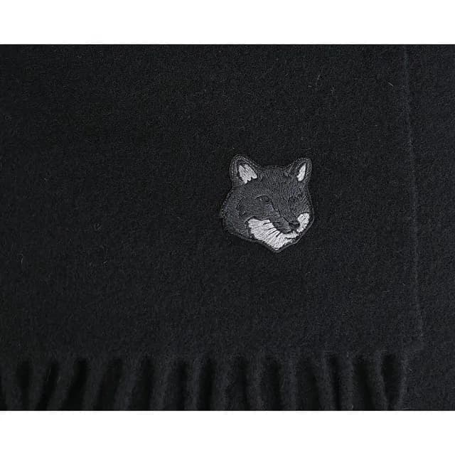 【Maison Kitsune】Maison Kitsune大狐狸頭布章LOGO純羊毛流蘇圍巾(黑)