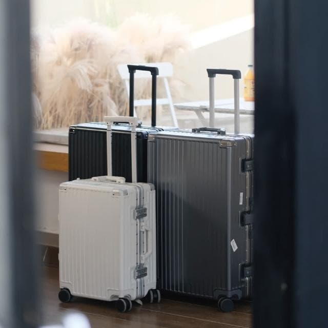 【Honeymoon】20吋多功能杯架USB充電行李箱(登機箱/鋁框行李箱/USB充電/杯架)