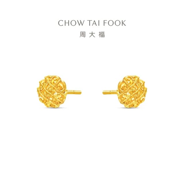 【周大福】時尚花型爆閃小方糖滿天星黃金耳環_計價黃金