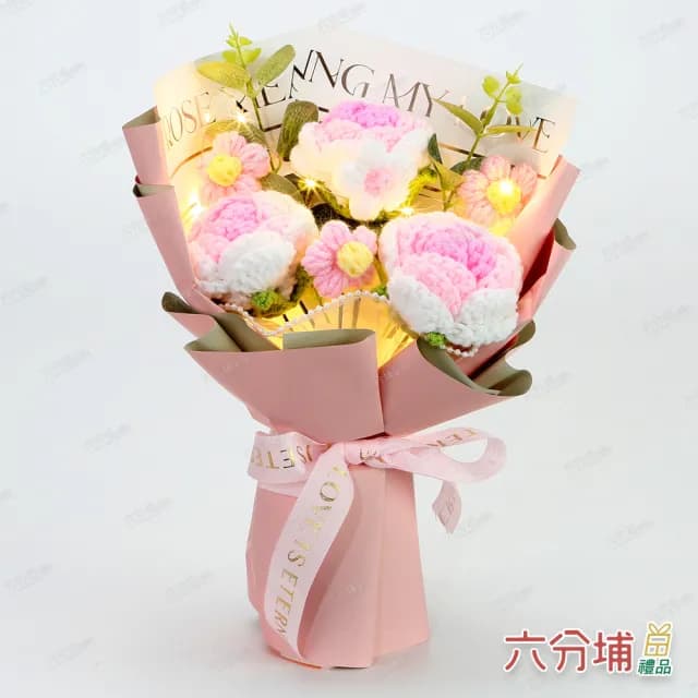 【六分埔禮品】織夢時光LED三玫瑰小花編織花束-多色任選(擺飾母親節情人節約會告白畢業禮物毛編針織盒裝)