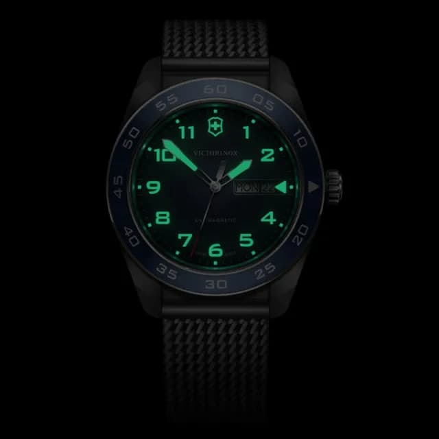 【VICTORINOX 瑞士維氏】Swiss Army 啞光 浮雕數字 石英錶 男錶 送禮 禮物推薦(VISA-242042)