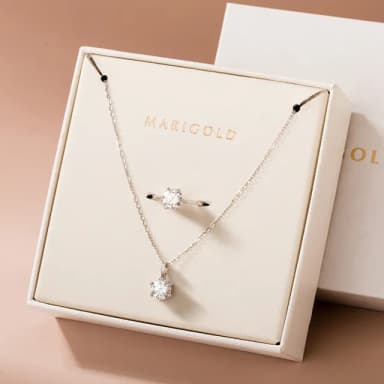 【MARIGOLD 美爾朵】女生禮物｜時光之吻莫桑鑽925純銀項鍊+戒指飾品1+1禮盒(禮盒包裝/送女生/生日禮物)