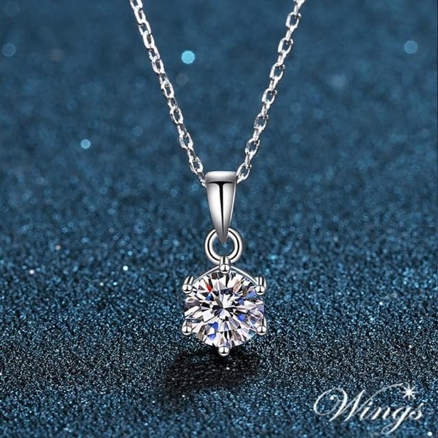 【WINGS】莫桑鑽 八心八箭 超火彩 經典六爪鑲 純銀單鑽項鍊(925純銀 送禮 禮物 禮盒 聖誕節 質感)