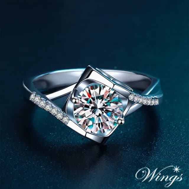 【WINGS】莫桑鑽925純銀戒指《微鑲心語》一克拉 鑽戒・求婚款(七夕 情人節 女生禮物送禮 生日)